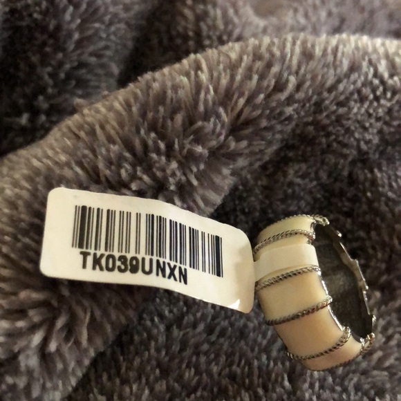 BEAUTIFUL WHITE AND SILVER STAINLESS STEEL RING NEW 🔥SIZE6 - Picture 8 of 8